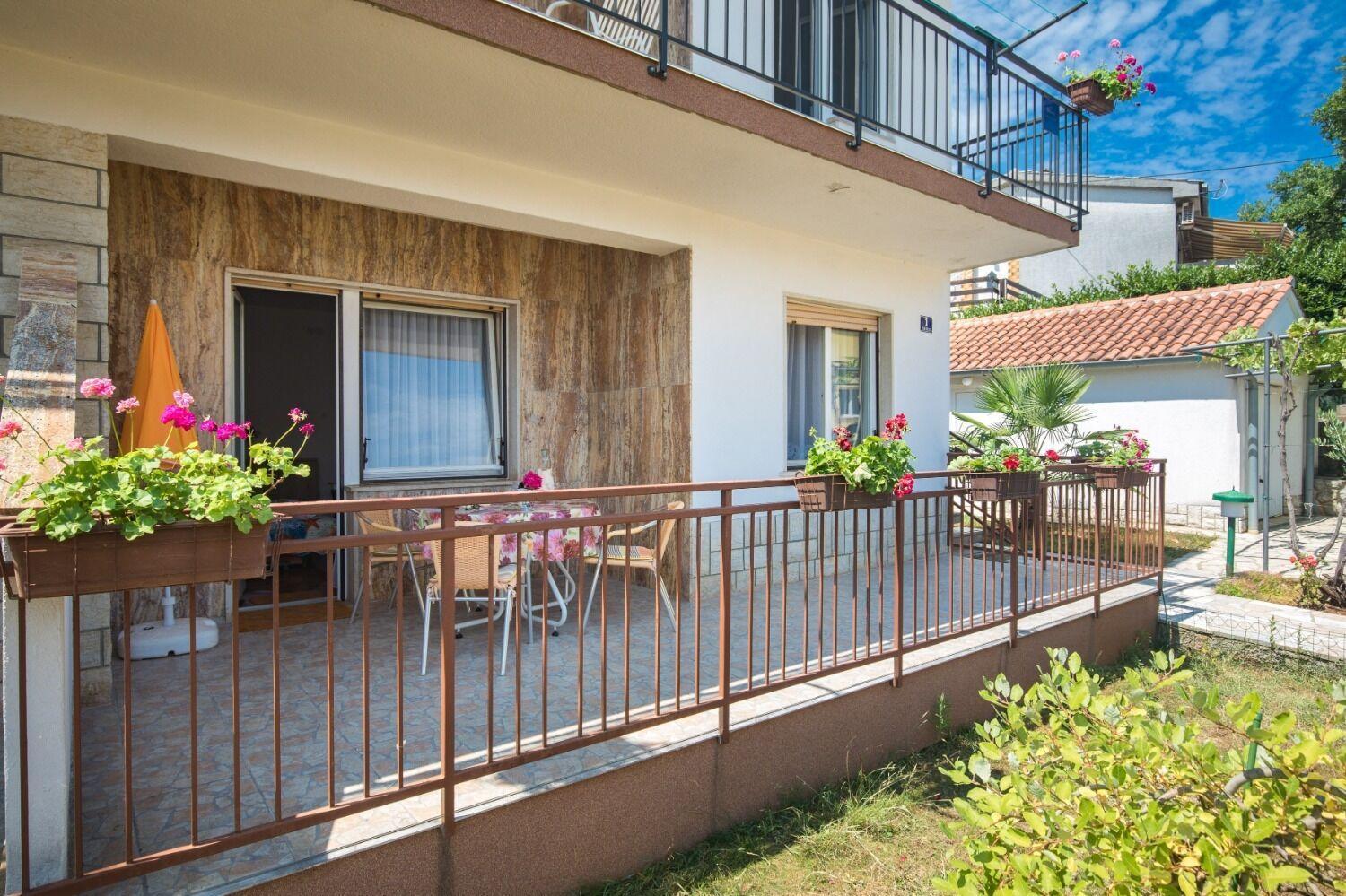 Apartments Kate - 100 M From Beach Малинска Екстериор снимка